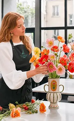Eleve de l'Ecole Nationale des Fleuristes touchant des fleurs