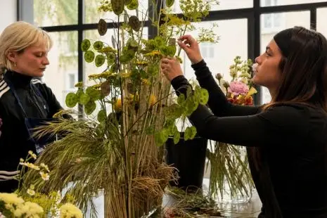 Eleve de BP à l'Ecole Nationale des Fleuristes travaillant sur une composition florale